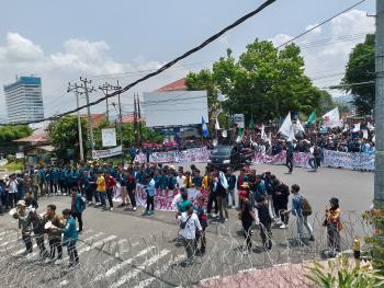 Ribuan Mahasiswa Geruduk Kantor DPRD Provinsi Lampung
